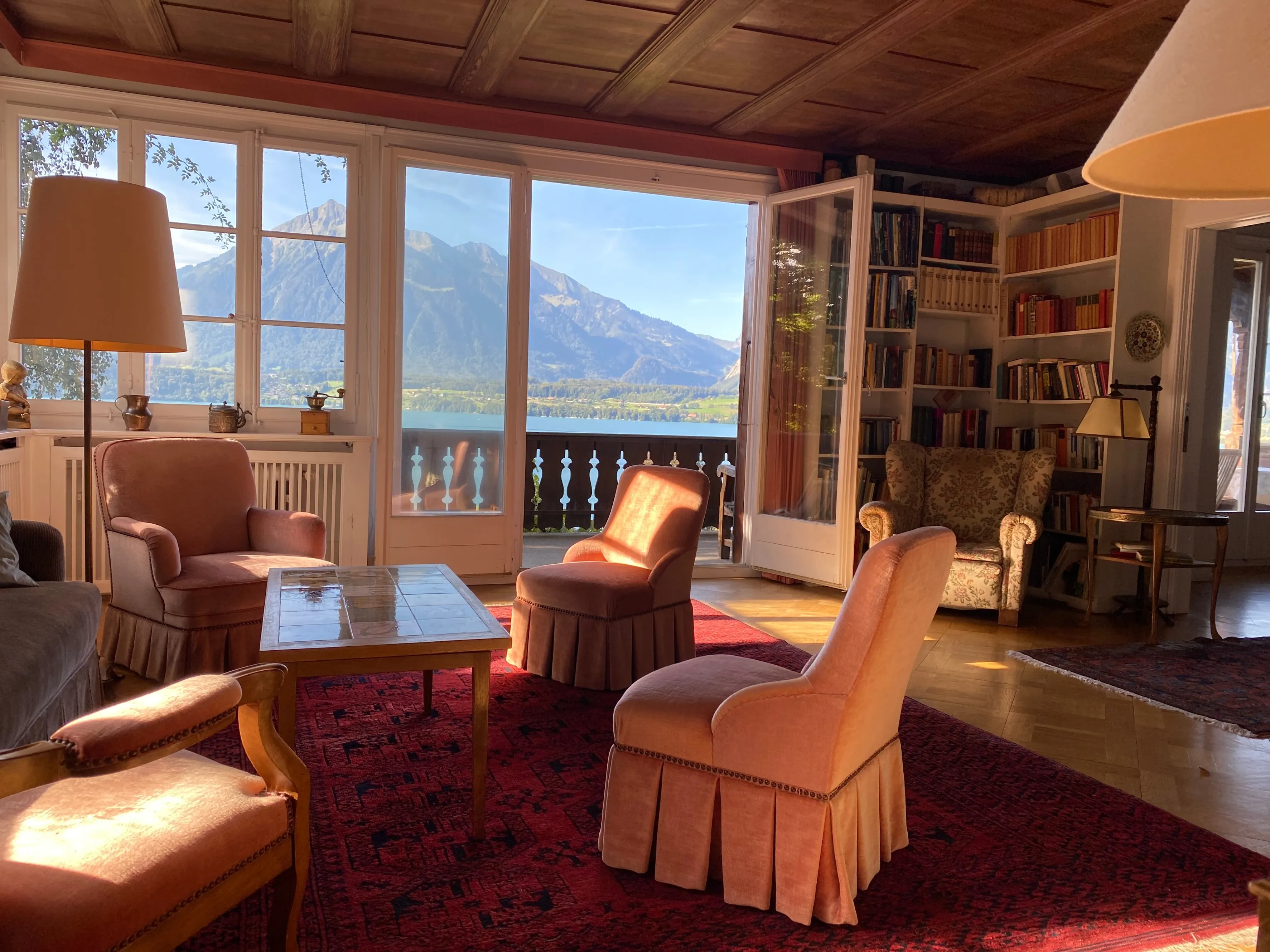 Living room with view onto the Niesen